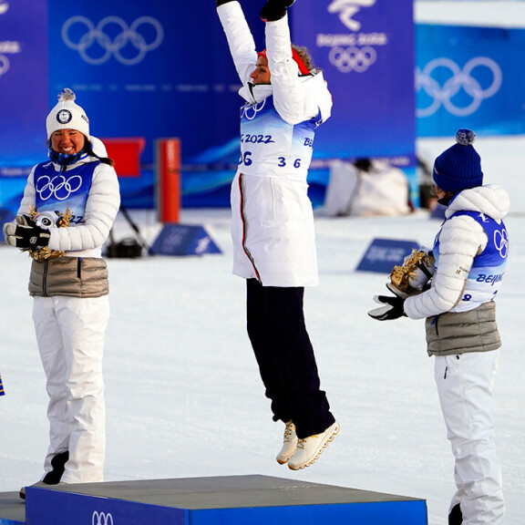 Norjan Therese Johaug tuulettaa olympiavoittoaan. mitali