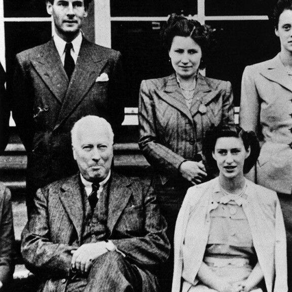 Sanotaan, ettei Margaret (edessä oikealla) koskaan toipunut sydänsurustaan menetettyään rakastamansa Peter Townsendin (ylhäällä vasemmalla). Prinsessa Margaret ja Peter Townsend