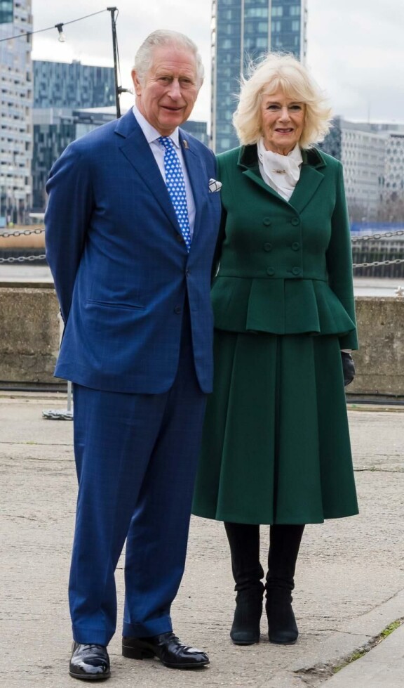Charles peri kruunun äidiltään, edesmenneeltä kuningatar Elisabetilta.
