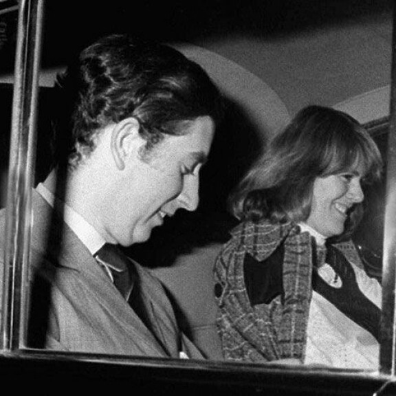 Charles ja Camilla seurustelivat avoimesti 1970-luvulla. Prinssi Charles ja Camilla Shand