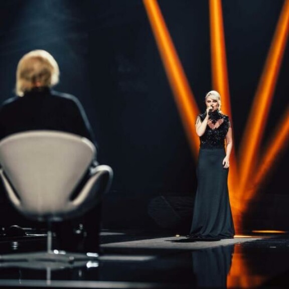Erika tulkitsee mahtipontisen rakkauslaulun Dannylle. erika vikman