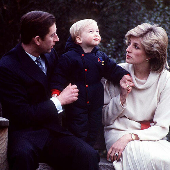 Charlesin ja Dianan perheonnea pienen Williaminsa kanssa vuonna 1983. Prinssi Charles, prinsessa Diana ja prinssi William