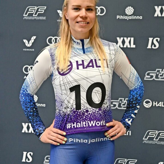 Alati hymyilevä Jasmi Joensuu on hiihtomaajoukkueen ilopilleri. Hän on hakenut positiivista asennetta Yhdysvalloista asti. Alati hymyilevä Jasmi Joensuu on hiihtomaajoukkueen ilopilleri. Hän on hakenut positiivista asennetta Yhdysvalloista asti.