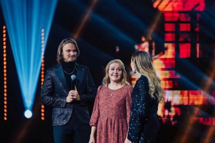 Riitta Havukainen kehuu Roopea liikutuksensa keskellä ohjelmassa. Riitta Havukainen, Roope Salminen