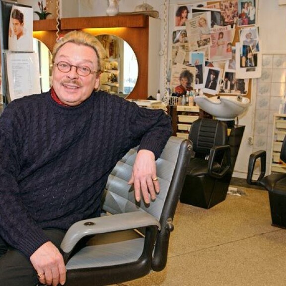 Risto Helinin kampaamo oli täynnä julkkiskuvia. Risto Helinin kampaamo oli täynnä julkkiskuvia.