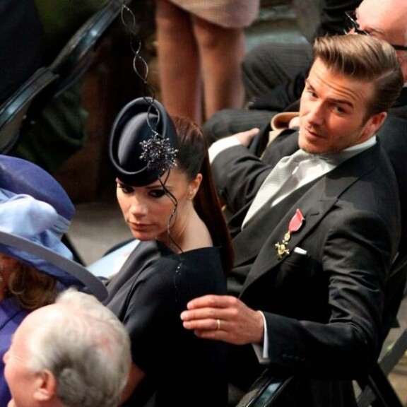 Ennen hääseremonian alkua kunniamerkki olikin vaihtanut paikkaa sille kuuluvaan vasempaan rintapieleen. David Beckham, Victoria Beckham