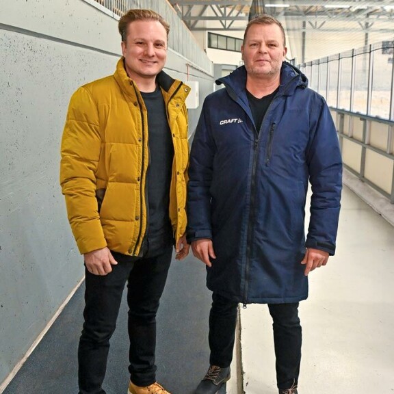 Severi Saarinen, 37, näyttelee ex-kiekkotähti Marko Jantusta, 50, Aleksi Mäkelän elokuvassa Laitapuolen hyökkääjä. Severi Saarinen, 37, näyttelee ex-kiekkotähti Marko Jantusta, 50, Aleksi Mäkelän elokuvassa Laitapuolen hyökkääjä.