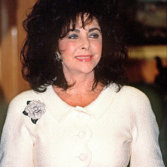 Elizabeth Taylor tarjosi meikkauksen päätteeksi lasin samppanjaa. – Siitä tarjouksesta ei kukaan olisi voinut kieltäytyä, Risto muisteli. Elizabeth Taylor tarjosi meikkauksen päätteeksi lasin samppanjaa. – Siitä tarjouksesta ei kukaan olisi voinut kieltäytyä, Risto muisteli.