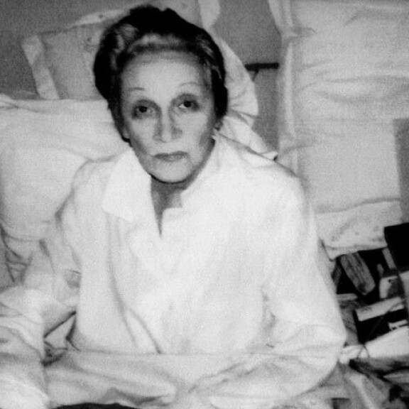 Marlene Dietrichin kireät palmikot saivat aikaan ”kasvojenkohotuksen”. Palmikoiden päälle laitettiin peruukki. Marlene Dietrichin kireät palmikot saivat aikaan ”kasvojenkohotuksen”. Palmikoiden päälle laitettiin peruukki.