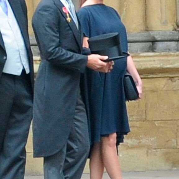 Victoria saapui häihin sopimattoman korkeissa koroissa. Victoria Beckham