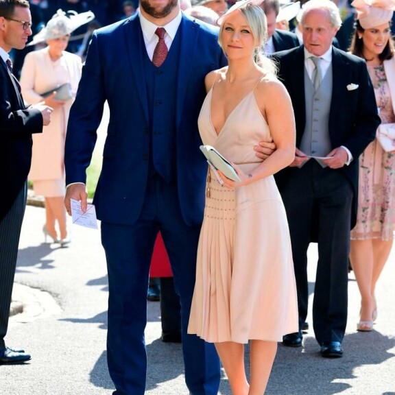 Chloe aiheutti paheksuntaa astelemalla hääkirkkoon olkapäät paljaina. Chloe Madeley