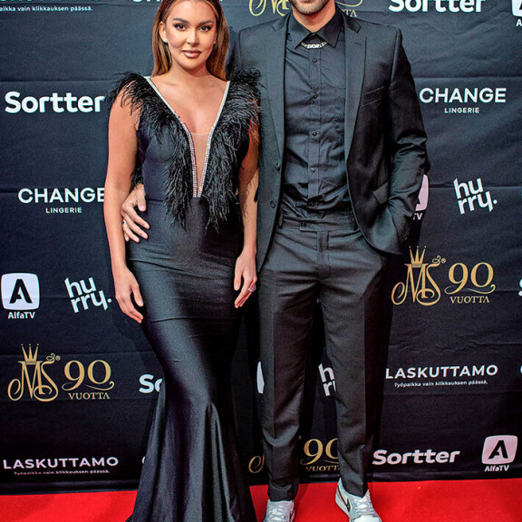 Arkistokuva vuodelta 2021: Sara ja Jeffrey Lawman poseerasivat punaisella matolla Miss Helsinki -finaalissa. sara ja jeffrey