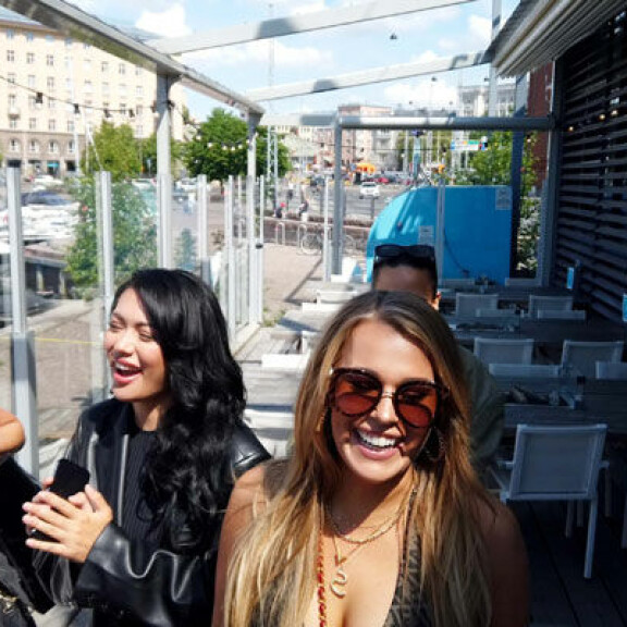 Sara (oik.) juhli ystäviensä kanssa Helsingissä. Iholla Sara Sieppi