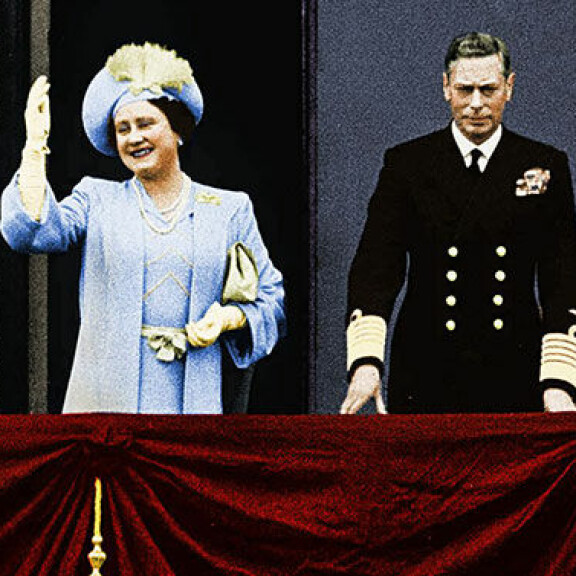 Elisabet ja Margaret saivat kokea ensimmäisen vapaailtansa vuonna 1945. Hallitsijapari Yrjö VI ja Elisabet sekä prinsessat Elisabet ja Margaret