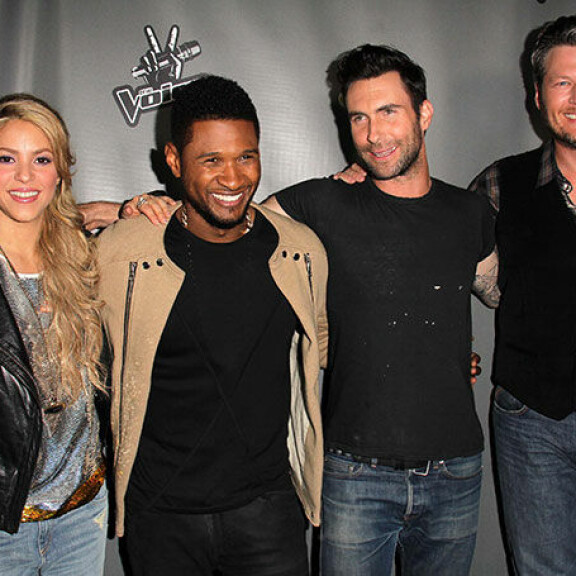 Shakira istui The Voice -tuomaristossa Usherin, Adam Levinin ja Blake Sheltonin kanssa. Shakira, Usher, Adam Levine ja Blake Shelton