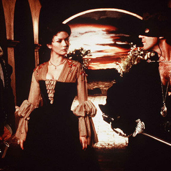 Shakira kieltäytyi naispääroolista elokuvassa Zorron naamio. Roolin nappasi Catherine Zeta-Jones. Zorron naamio