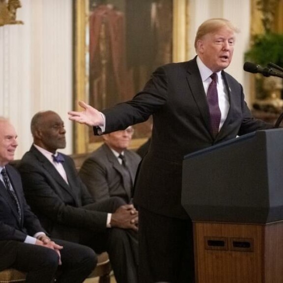 Onko tätä luvassa lisää? Donald Trump vihjailee mielivänsä takaisin Yhysvaltojen presidentiksi. Donald Trump vihjailee mielivänsä takaisin Yhysvaltojen presidentiksi.