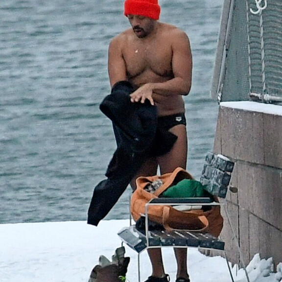 Jani laskosti vaatteet nättiin nippuun ennen hyiseen veteen menoa. jani toivola