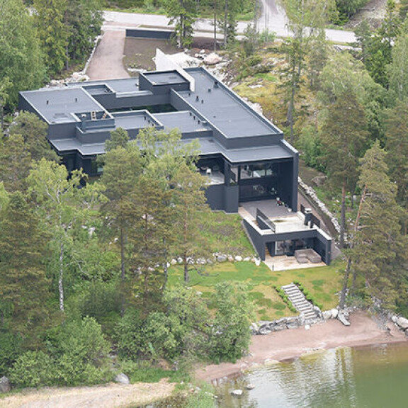 Lauri myi Karhusaaren luksuskotinsa 6,5 miljoonalla eurolla vuonna 2015. karhusaari