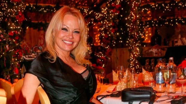 Ei mahdu! Pamela Anderson yritti tunkea liian pientä lippalakkia päähänsä - huvittavat kuvat pamela anderson