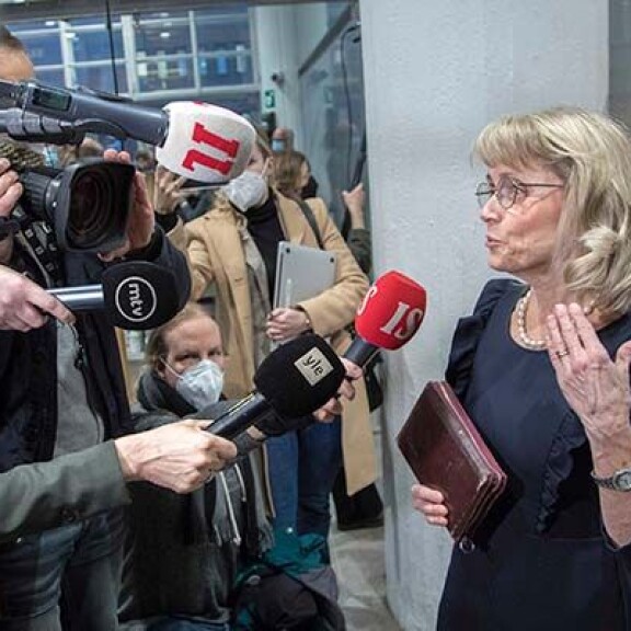 Päivi Räsänen jakeli lausuntoja suomeksi, ruotsiksi ja englanniksi. Taustalla hääri edustajakollega Sebastian Tynkkynen. Päivi Räsänen