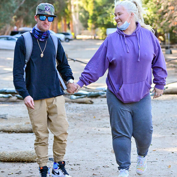 Mama June silmäili poikaystäväänsä rakastuneesti. m