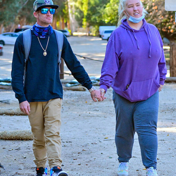 Mama June oli ilmeisesti jättänyt rintaliivinsä hupparin alta pois, sen verran terhakasti nännit paidan alta nöpöttivät. m