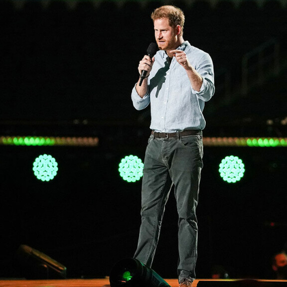 Keväällä 2021 Harry puhui Sofi Stadiumilla Kaliforniassa kerätäkseen rahaa köyhien maiden koronarokotteisiin. Prinssi Harry