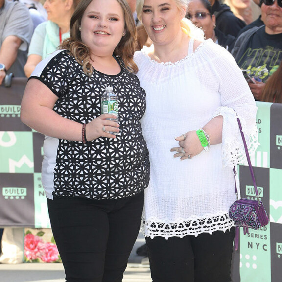 Tältä Mama June näytti vuonna 2018, Vierellä poseeraa tytär Honey Boo Boo. Tältä Mama June näytti vuonna 2018, Vierellä poseeraa tytär Honey Boo Boo.