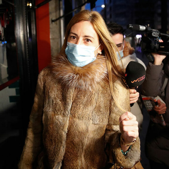 Media oli vastassa töihin saapuvaa Ainhoa Armentiata tämän työpaikan edustalla Vitoriassa. Ainhoa Armentia