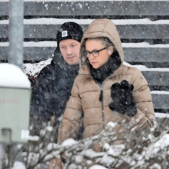 Seiskan paparazzi ikuisti kohuparin. Seiskan paparazzi ikuisti kohuparin.