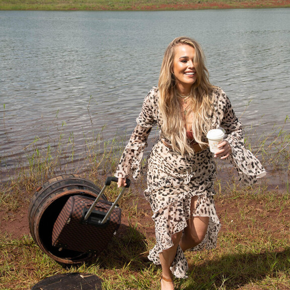 Jakson alussa julkkikset saapuvat näyttävästi viidakkoon joessa kelluvien tynnyreiden sisältä. Sara Sieppi