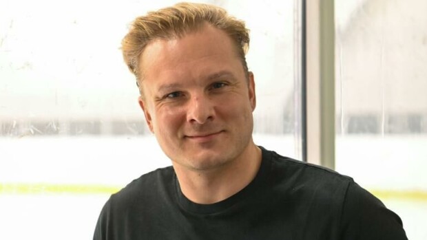 Kova temppu! Tuntematon sotilas -näyttelijä pudotti rajusti painoa tähtikiekkoilijan rooliaan varten – ”Siinä on ollut tekemistä” Severi Saarinen.