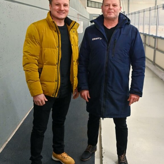 Hehän ovat kuin kaksi marjaa! Näyttelijä Severi Saarinen tulkitsee ex-kiekkotähti Marko Jantusta tulevassa Laitapuolen hyökkääjä -elokuvassa. Hehän ovat kuin kaksi marjaa! Näyttelijä Severi Saarinen tulkitsee ex-kiekkotähti Marko Jantusta tulevassa Laitapuolen hyökkääjä -elokuvassa.