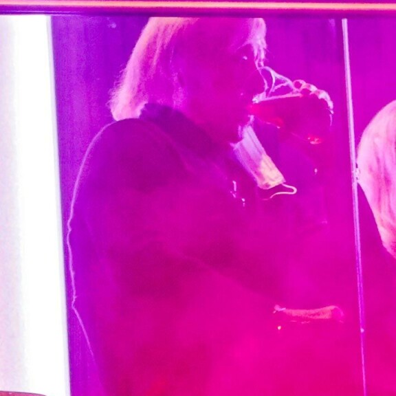Erikan keikan aikana Danny nautti paikallaan olutta ja jammaili musiikin tahtiin. Erikan keikan aikana Danny nautti paikallaan olutta ja jammaili musiikin tahtiin.