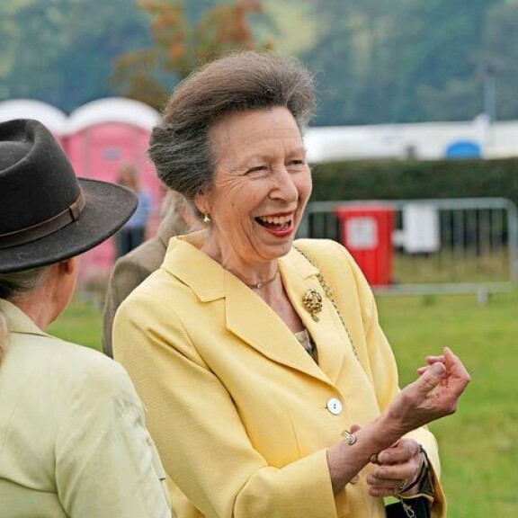 Prinsessa Anne on brittihovin ahkerin edustaja. Prinsessa Anne on brittihovin ahkerin edustaja.