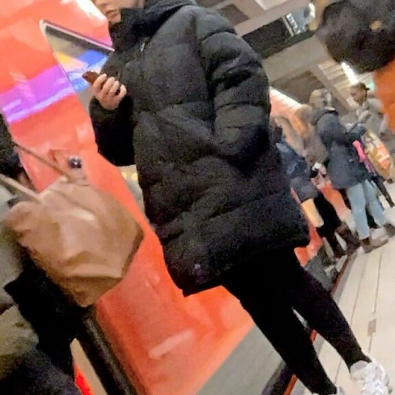 Sara matkusti ilman maskia metrolla. Sara matkusti ilman maskia metrolla.