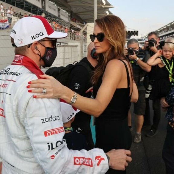 Kimin uskotaan keskittyvän nyt perhe-elämään Minttu-vaimonsa kanssa. F1-varikolla häntä ei enää välttämättä nähdä koskaan. Kimin uskotaan keskittyvän nyt perhe-elämään Minttu-vaimonsa kanssa. F1-varikolla häntä ei enää välttämättä nähdä koskaan.