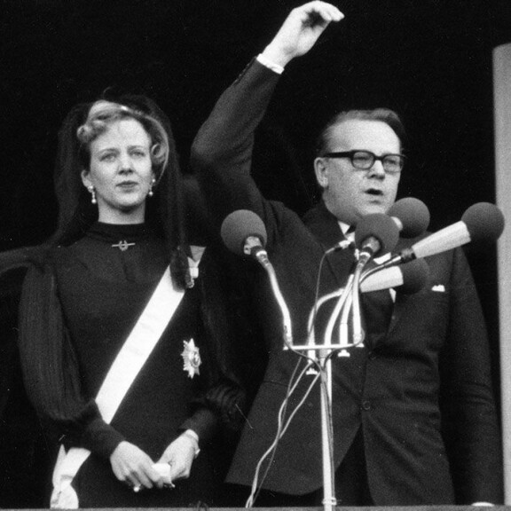 Kruunajaispäivänä Tanskan pääministeri Jens Otto Krag pyysi kansaa hurraamaan tuoreelle hallitsijalle. Tanskan kuningatar Margareeta