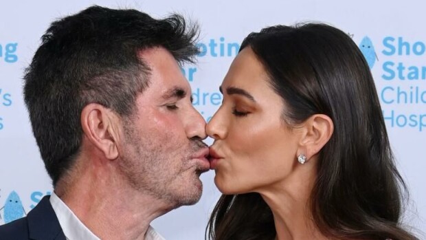 Yllätyskihlat! Simon Cowell kosi pitkäaikaista kumppaniaan - ilkeä laulutuomari ensimmäistä kertaa avioon Simon Cowell