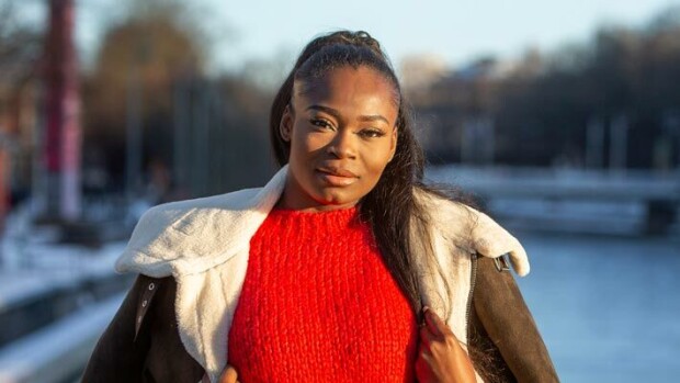 Kelly Kalonji hoilasi palkeet paukkuen! Kohukaunottaren erikoinen asu käänsi katseita – kuva! Kelly Kalonji