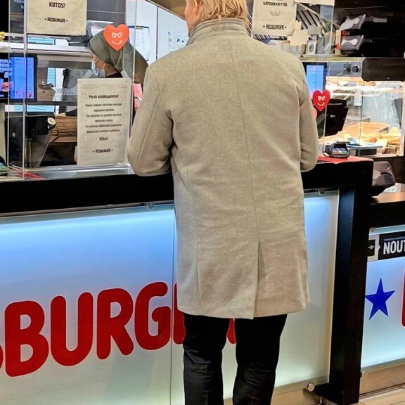 Kansanedustaja Marko Asell hoiperteli Hesburgerissa – kuva! Marko Asell