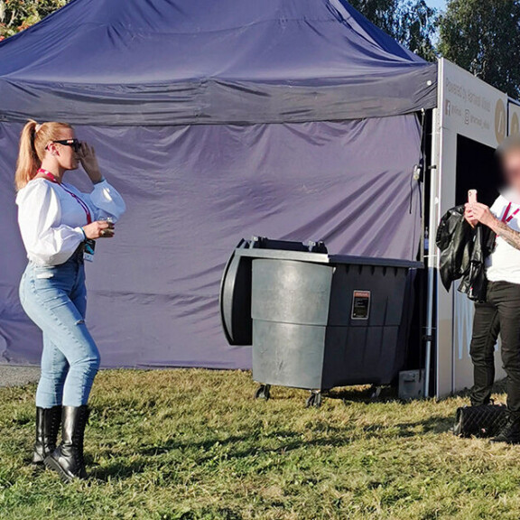 Rosanna ja mysteerimies kuvattiin yhdessä muun muassa Seinäjoen Vauhtiajoissa. (LUKIJAN KUVA) rosanna ja mysteerimies