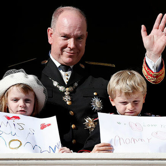 Monacon kansallispäivän juhlallisuuksissa marraskuussa Gabriella ja Jacques heiluttivat palatsin parvekkeella liikuttavia viestejä äidilleen. Ruhtinas Albert, prinsessa Gabriella ja prinssi Jacques