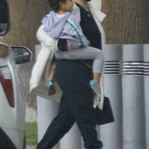 Kylie ei ole piilotellut vatsaansa ensimmäisen raskautensa tapaan. Kylie ei ole piilotellut vatsaansa ensimmäisen raskautensa tapaan.