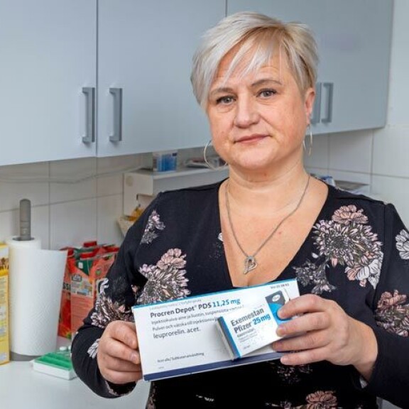 – Olen edelleen Oriveden kaupungin työntekijä, mutta vain paperilla. Minulla on eläkepaperit vetämässä toistamiseen, sillä ensimmäisellä kerralla tuli hylkypäätös. Syövänestolääkitykseni kestää vielä 8 vuotta. – Olen edelleen Oriveden kaupungin työntekijä, mutta vain paperilla. Minulla on eläkepaperit vetämässä toistamiseen, sillä ensimmäisellä kerralla tuli hylkypäätös. Syövänestolääkitykseni kestää vielä 8 vuotta.