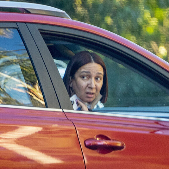 Nyt rysähti! Koomikko Maya Rudolph kolaroi Teslansa päin puuta – naapurit auttoivat järkyttynyttä tähteä onnettomuuspaikalla Maya Rudolph