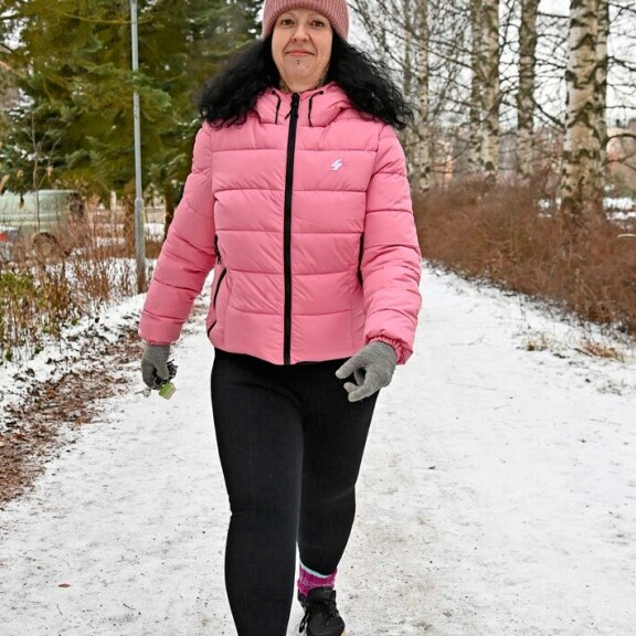 Belinda haaveili lyhyestä talvitakista. – Jouduin kulkemaan pitkissä takeissa, sillä vatsaroikon vuoksi en voinut käyttää lyhyttä. Ostin tämän jo ennen leikkausta, hän iloitsee. Belinda haaveili lyhyestä talvitakista. – Jouduin kulkemaan pitkissä takeissa, sillä vatsaroikon vuoksi en voinut käyttää lyhyttä. Ostin tämän jo ennen leikkausta, hän iloitsee.