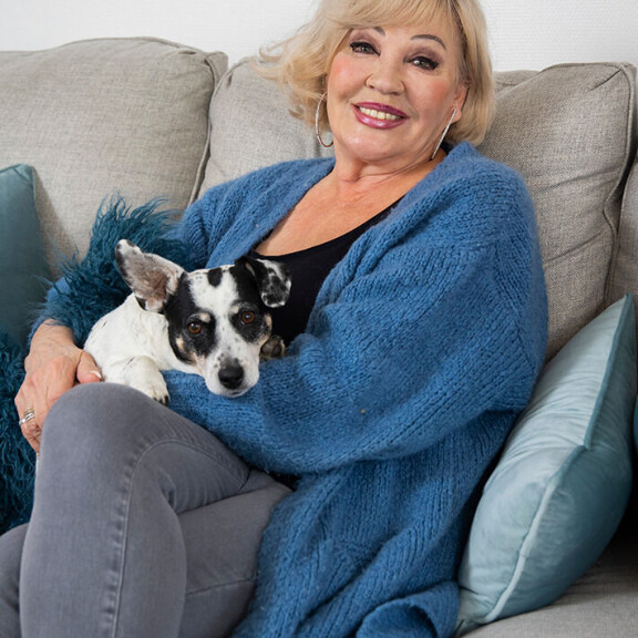 Nancy-koira kulki Hannelen mukana kaikkialle - myös tv-haastatteluihin. Hannele Lauri ja Nancy