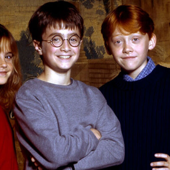 Ensimmäisestä Harry Potter -elokuvasta on kulunut jo 20 vuotta. Elokuvan tähdistä Emma Watsonista, Daniel Radcliffestä ja Rupert Grintistä tuli maailmantähti. Harry Potter